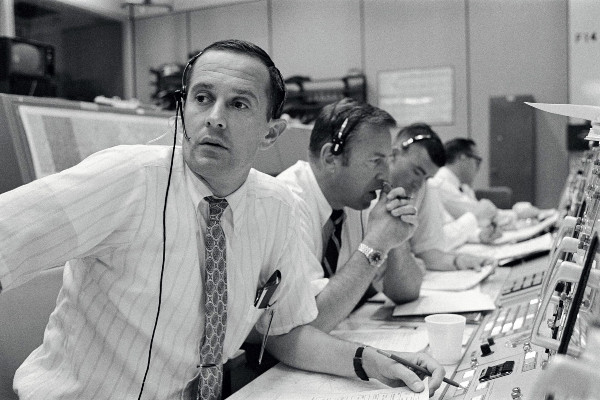 Johnson Space Center in Houston, Texas, USA, keeping in contact with the Apollo 11 astronauts during their lunar landing mission on 20 luglio 1969 — foto via Wikimedia
