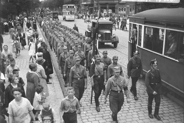 1932, marcia delle SA a Spandau, Berlino — foto dei German Federal Archives via Wikimedia