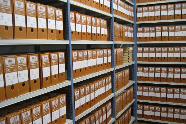 fondi di archivio — immagine via Wikipedia