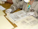 un archivista al lavoro sui documenti dell'archivio del vecchio corpo di polizia del Guatemala - foto tratta da Verge