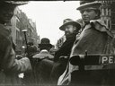 George Breitner en Marius Bauer in een rijtuig in Londen | Breitner, George Hendrik (pubblico dominio)