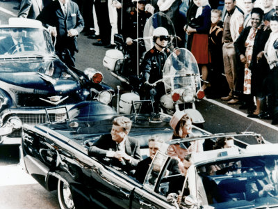 l'assassinio di John Fitzgerald Kennedy - foto di Walt Cisco, pubblicata sul Dallas Morning News - Pubblico dominio via Wikimedia Commons http://bit.ly/2w9OSF2