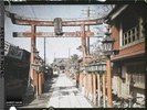 Santuario di Inari, Giappone - foto di Roger Dumas custodita presso il Museo Albert Kahn CC BY NC-ND (3.0 FR)