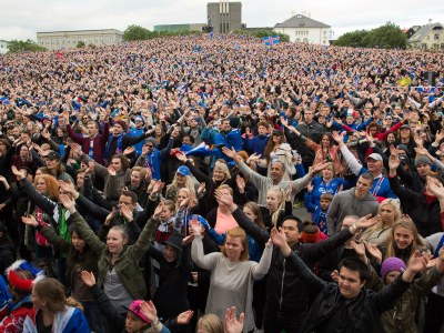 27 giugno 2016: migliaia di isalndesi accolgono a Reykjavik i calciatori della Nazionale di calcio di ritorno dagli Europei di Francia
