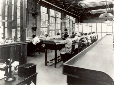 Radium Girsl al lavoro - foto via Wkimedia Commons (public domain)