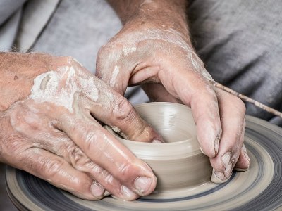 hands - foto di LubosHouska (pixabay.com/photo-1139098 - CC0 1.0)