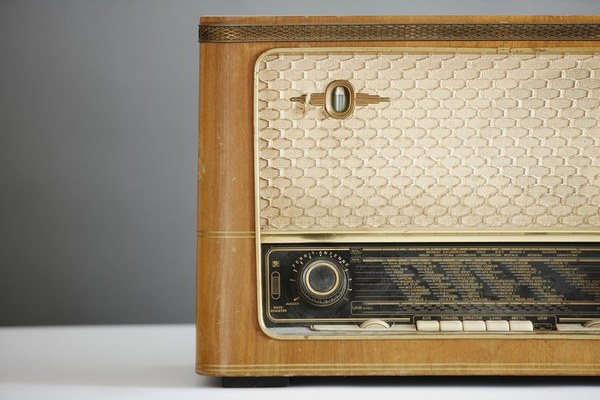 radio vintage - foto di Alex Loban (pixabay.com/photo-1773304 - CC0 1.0)