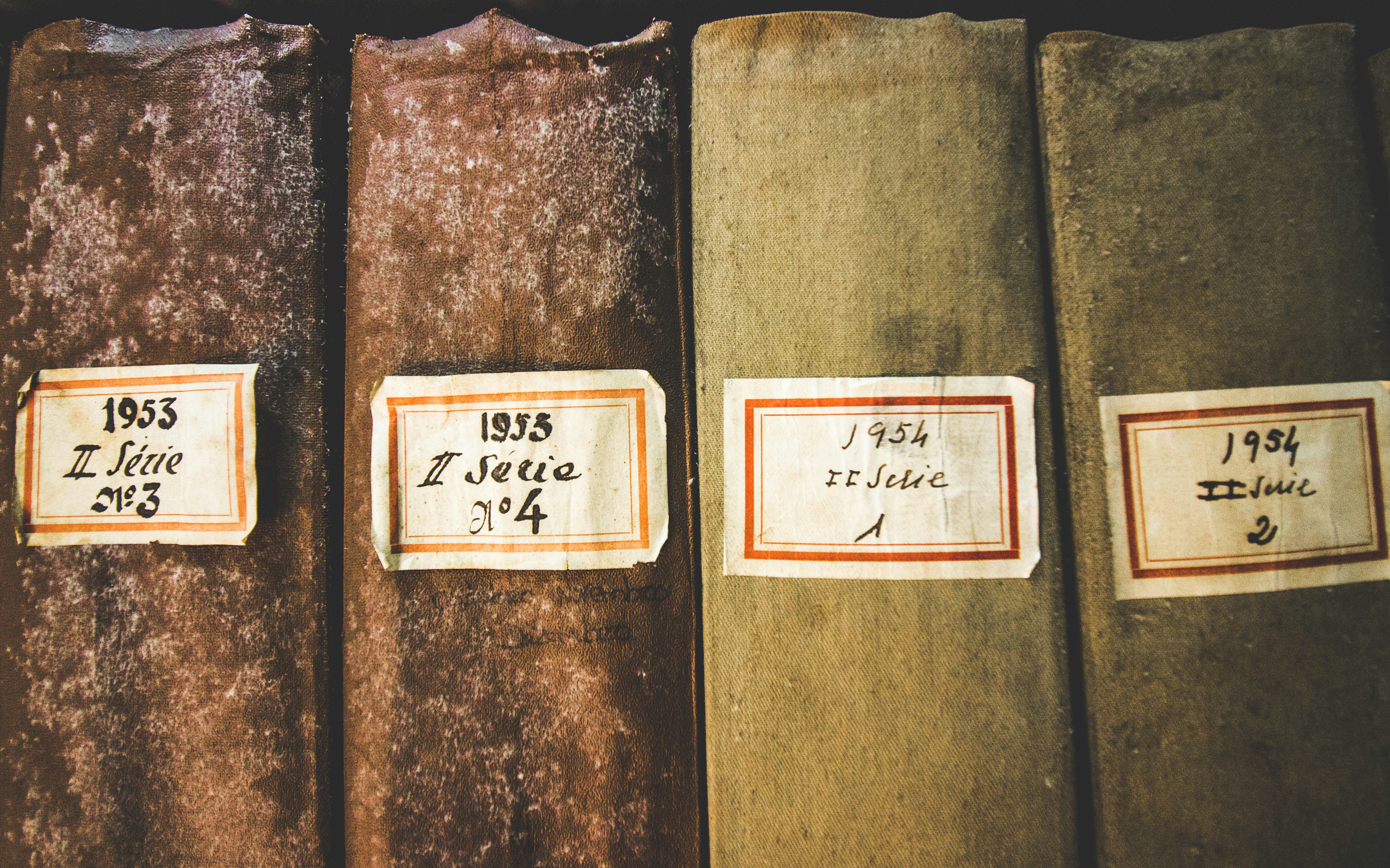 archivi - foto di Catarina Carvalho via Unsplash